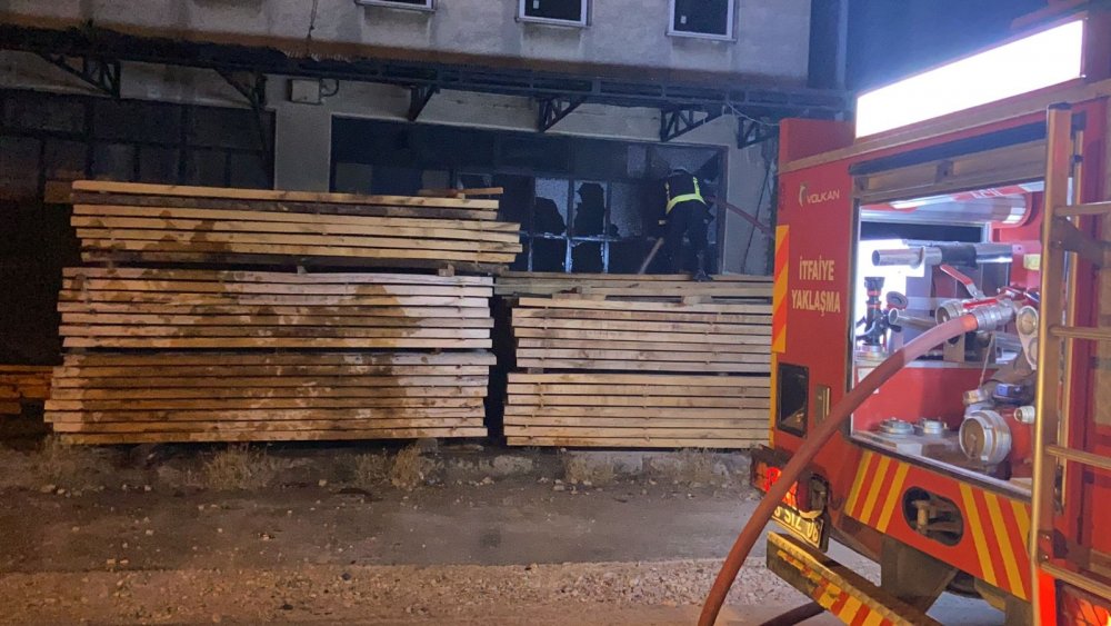 İnegöl'de yangın! Polislerin dikkati büyümesini engelledi