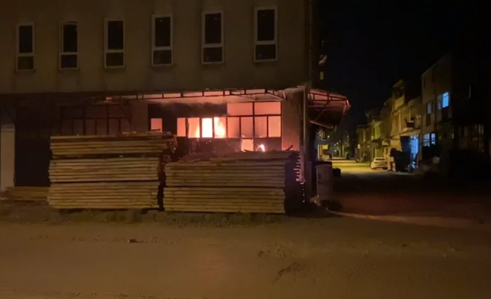 İnegöl'de yangın! Polislerin dikkati büyümesini engelledi