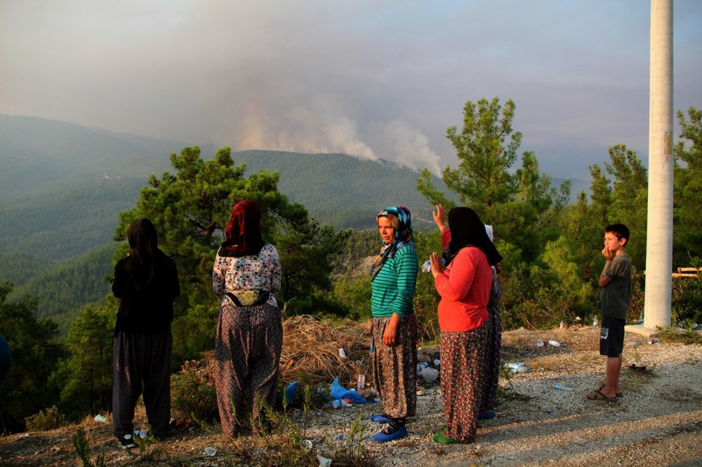 Yangın, Isparta-Konya-Antalya il sınırındaki Kızıldağ'a ulaştı
