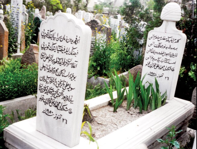 hacifettah-mezarligi-ve-fahri-efendinin-kabri.png