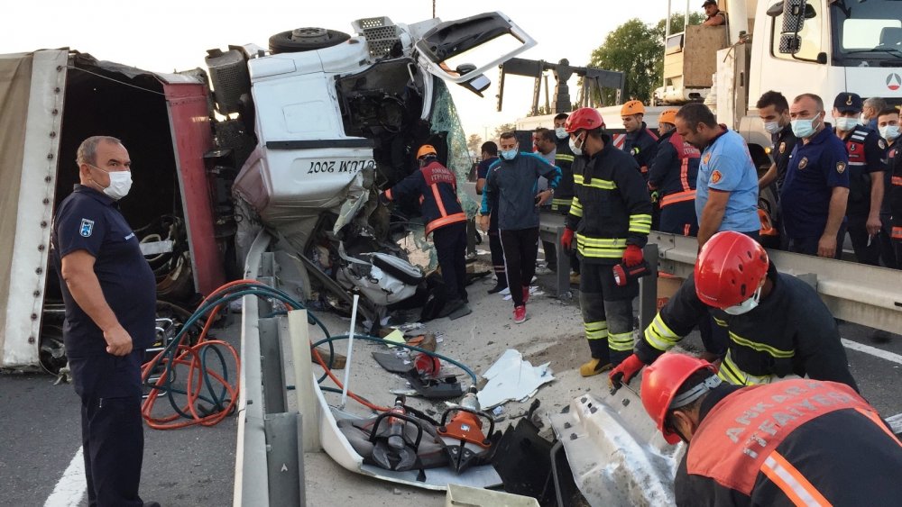 Konya'da feci kaza! Kapanan yolda zincirleme kaza yaşandı, tır şoförü hayatını kaybetti