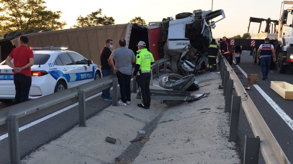 Konya'da feci kaza! Kapanan yolda zincirleme kaza yaşandı, tır şoförü hayatını kaybetti