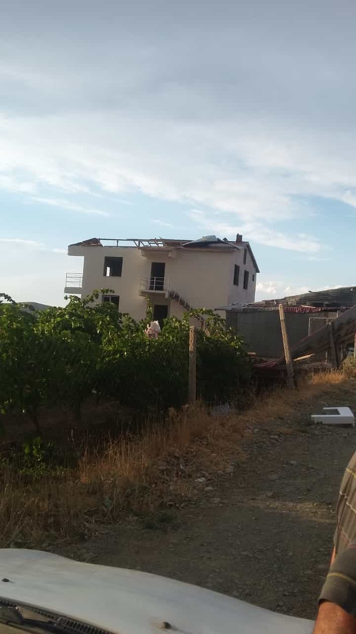Şiddetli rüzgar 3 evin çatısını uçurdu