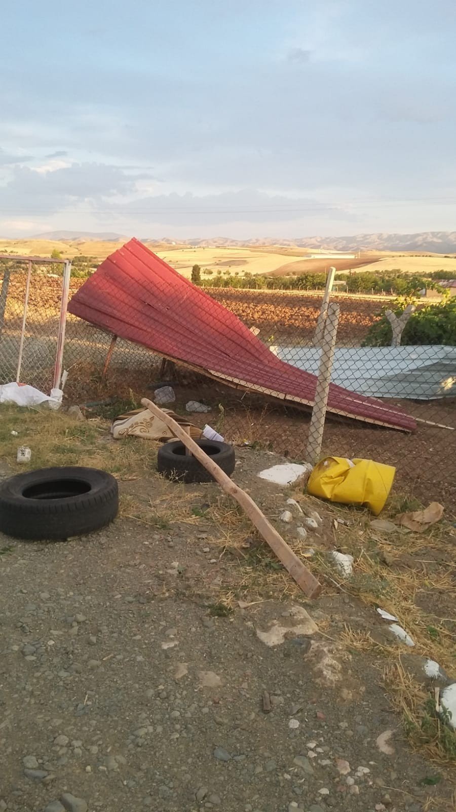 Şiddetli rüzgar 3 evin çatısını uçurdu