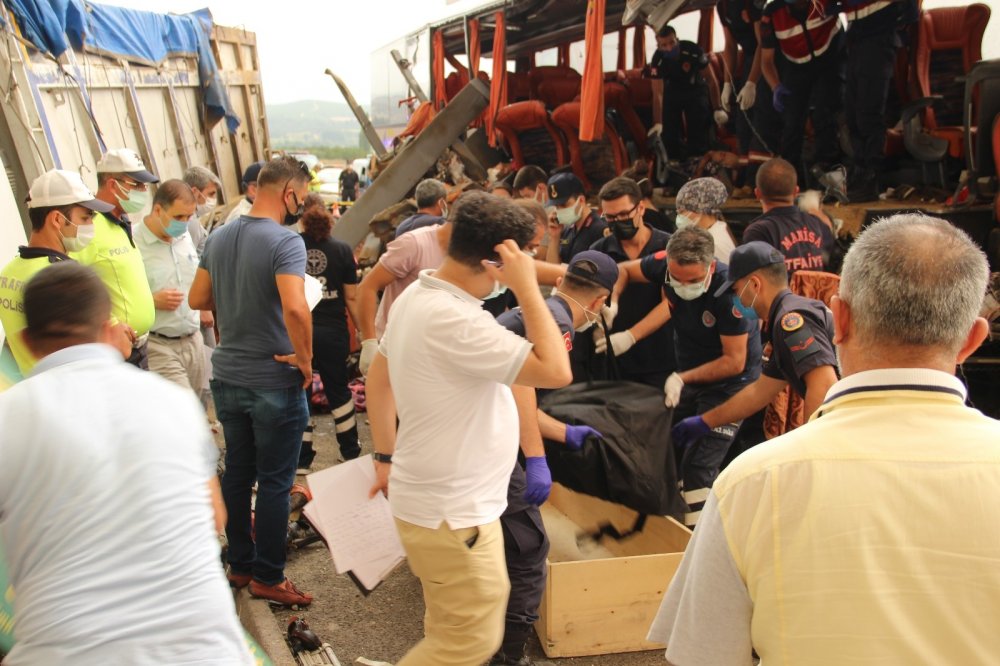 Manisa'daki katliam gibi kazada ölenlerin isimleri belli oldu! Yaralı yolcu o anları anlattı