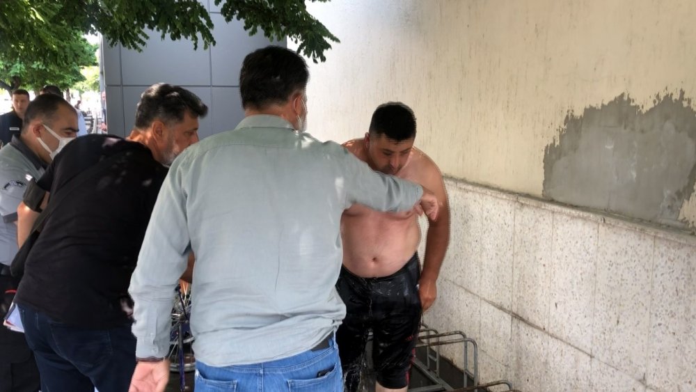 Tezgahı elinden alınan simitçi benzin döküp kendisini yakmaya kalkıştı