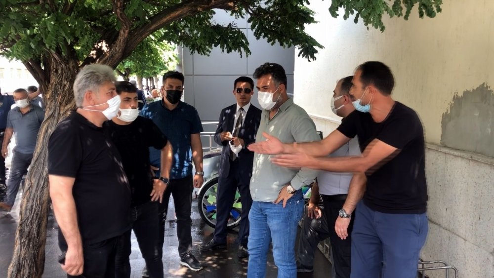 Tezgahı elinden alınan simitçi benzin döküp kendisini yakmaya kalkıştı