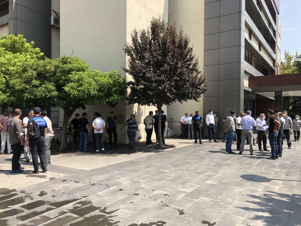 Tezgahı elinden alınan simitçi benzin döküp kendisini yakmaya kalkıştı
