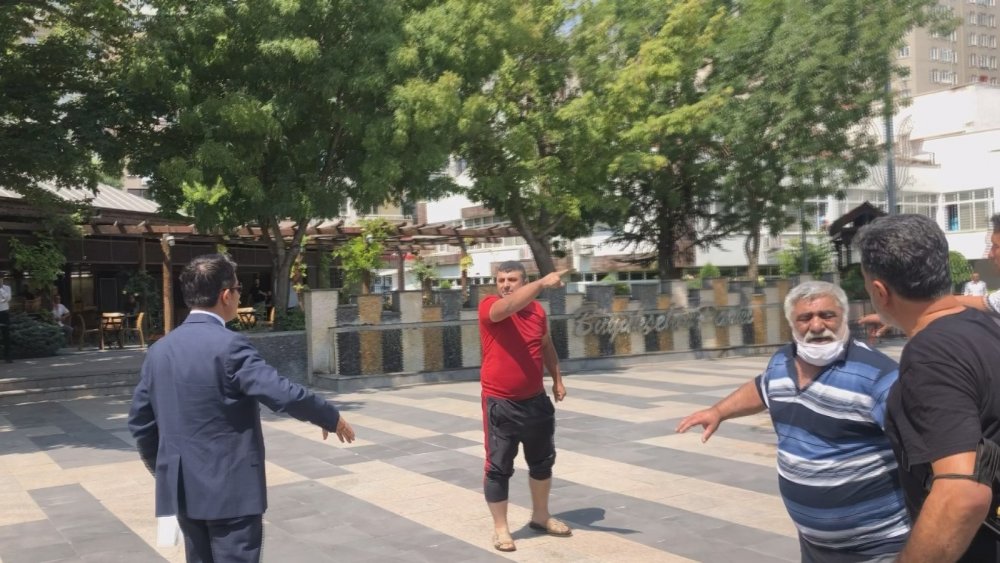 Tezgahı elinden alınan simitçi benzin döküp kendisini yakmaya kalkıştı