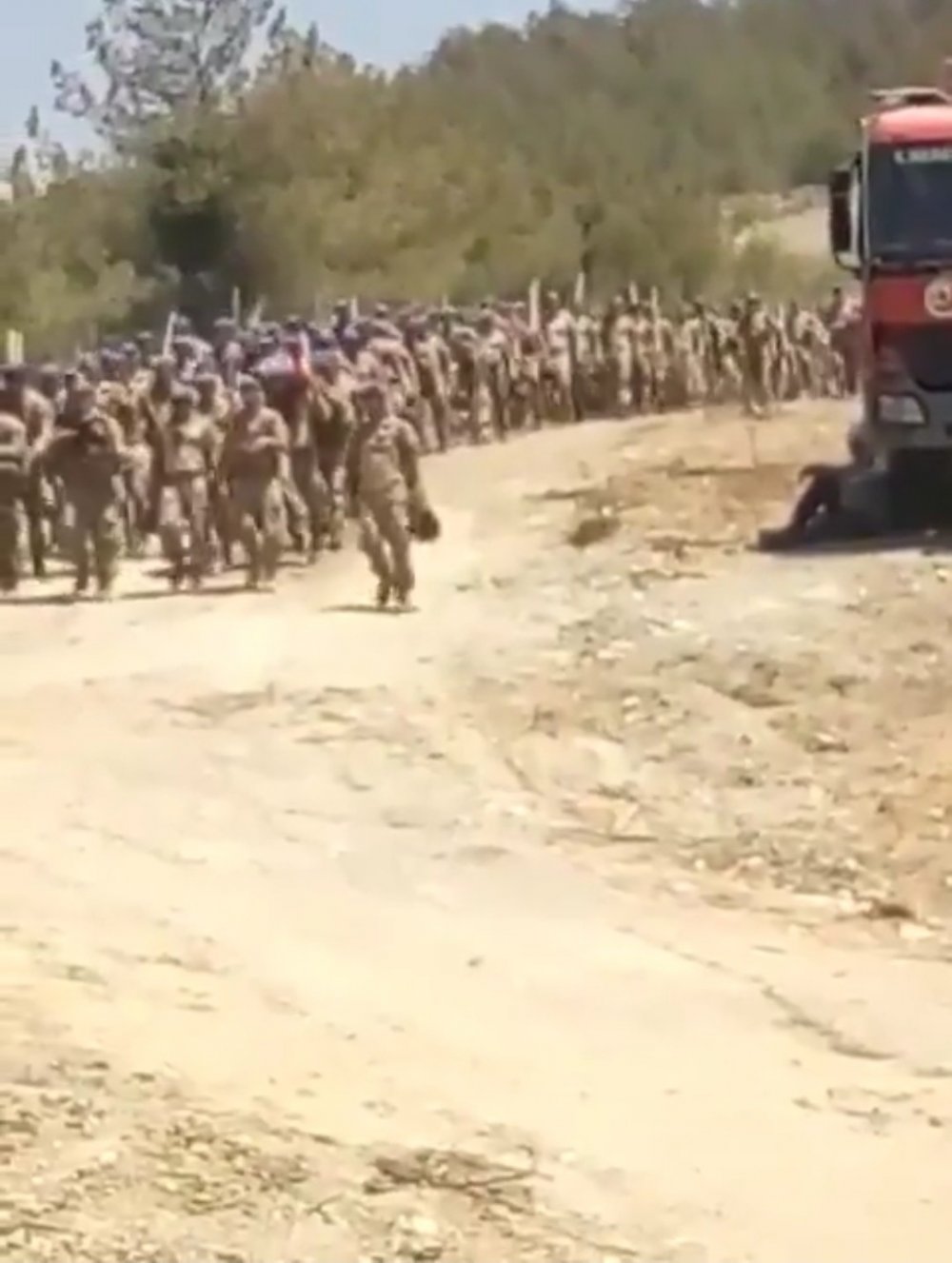 Yangını söndüren Mehmetçik komando marşı söyleyerek kışlaya döndü