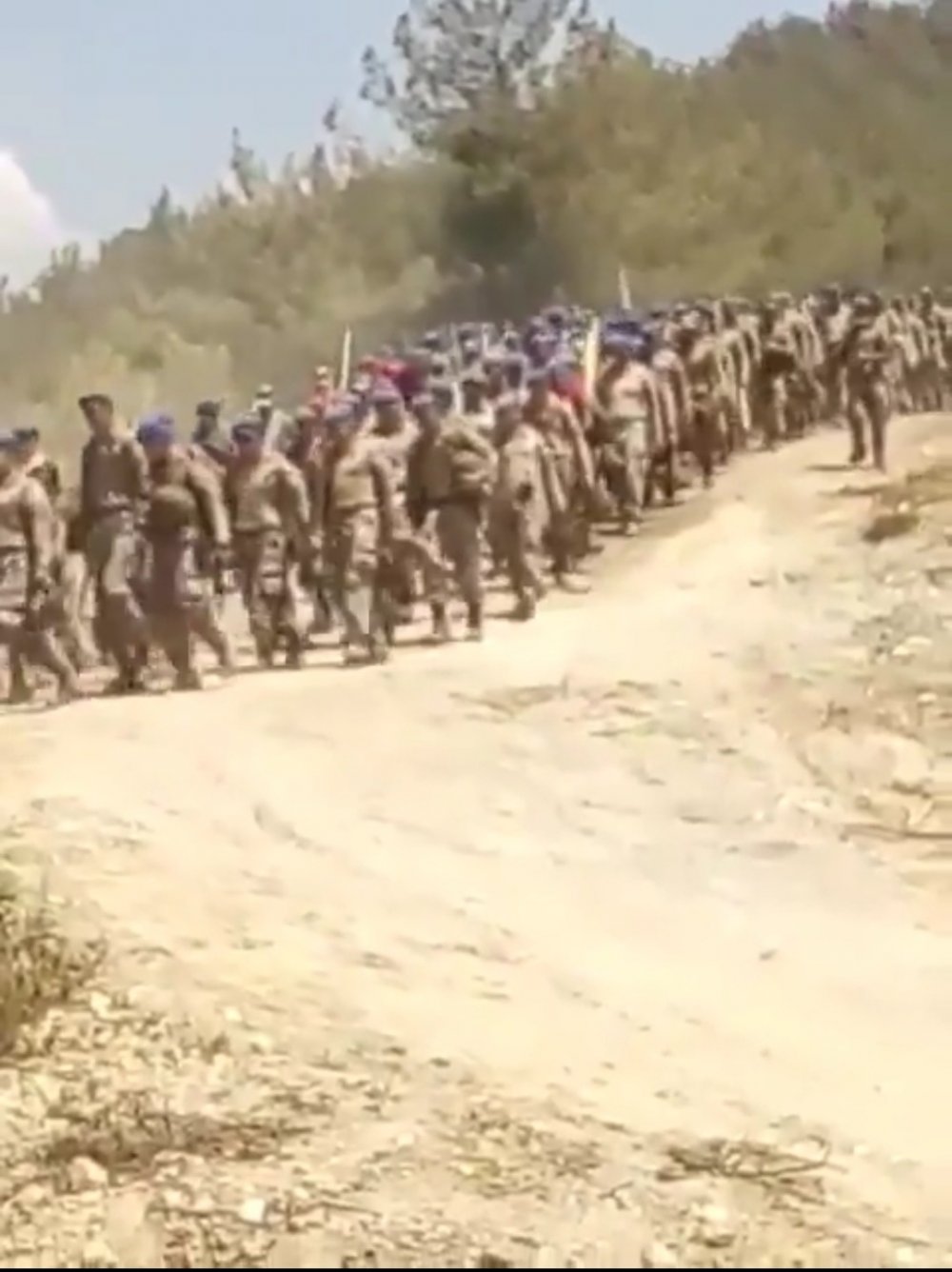 Yangını söndüren Mehmetçik komando marşı söyleyerek kışlaya döndü