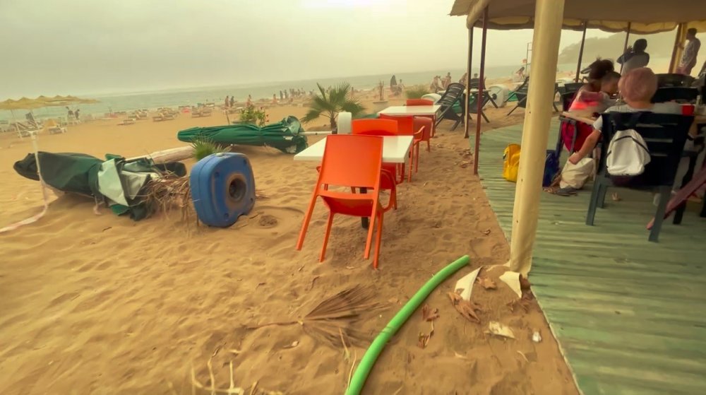 Alanya’da şiddetli yağmur ve fırtına! Tatilciler sahilde duramadı