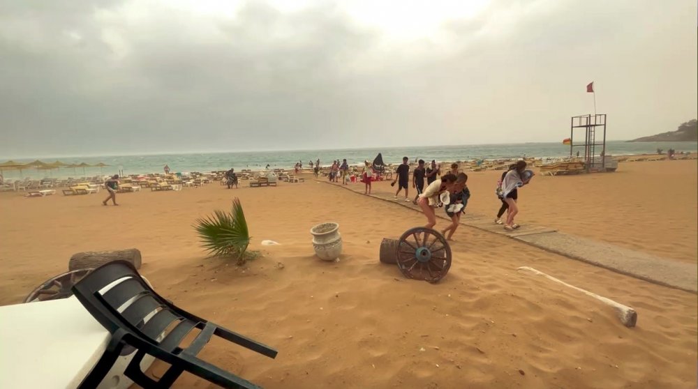 Alanya’da şiddetli yağmur ve fırtına! Tatilciler sahilde duramadı