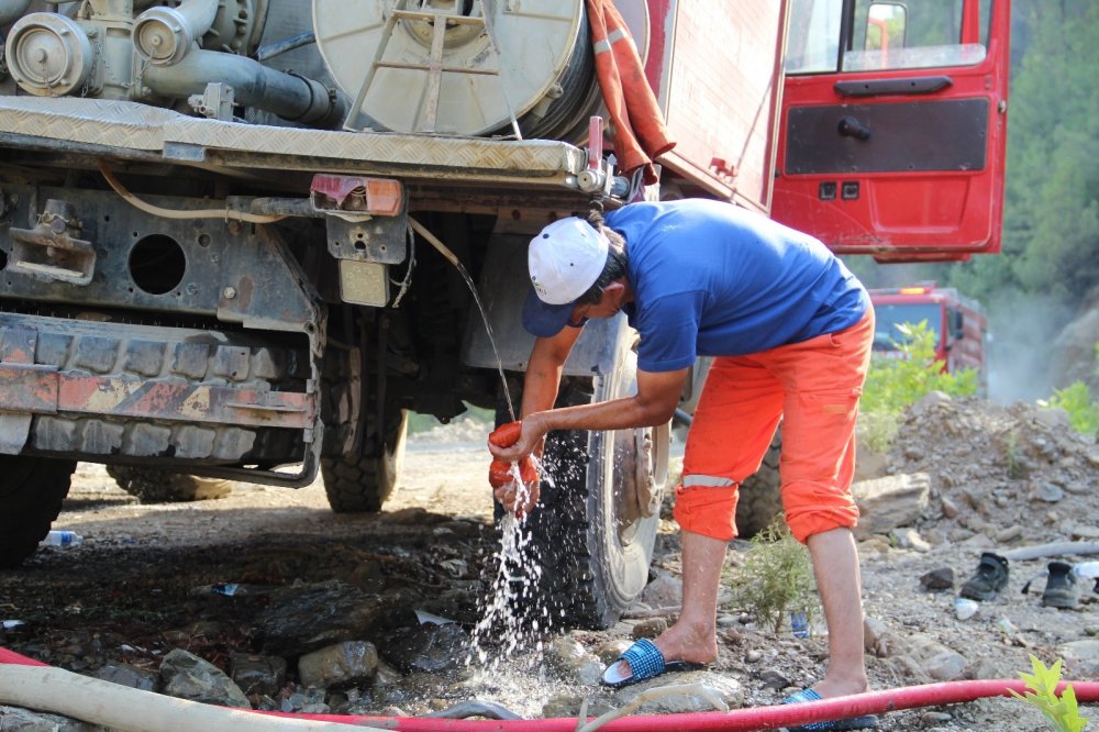 Antalya'da yangınla mücadele böyle yapıldı! Hayatı orman oldu