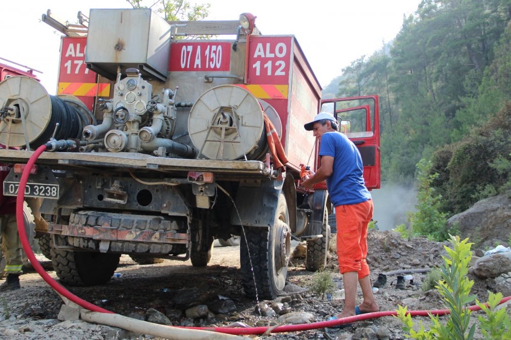 Antalya'da yangınla mücadele böyle yapıldı! Hayatı orman oldu