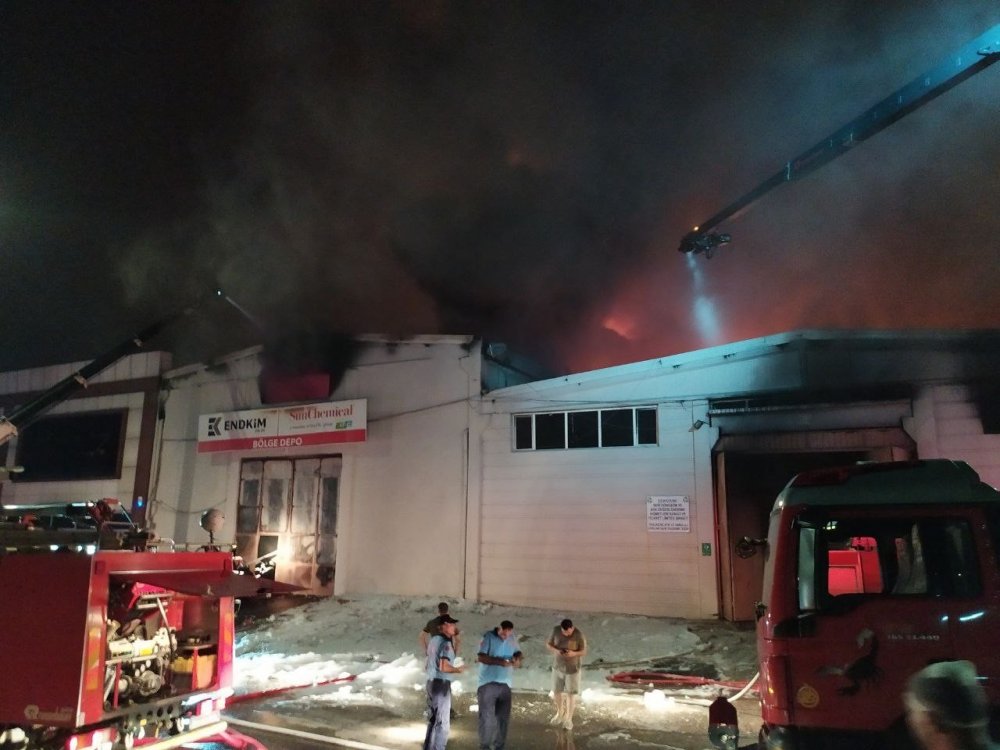 Boya fabrikasında yangın paniği! Müdahale sürüyor