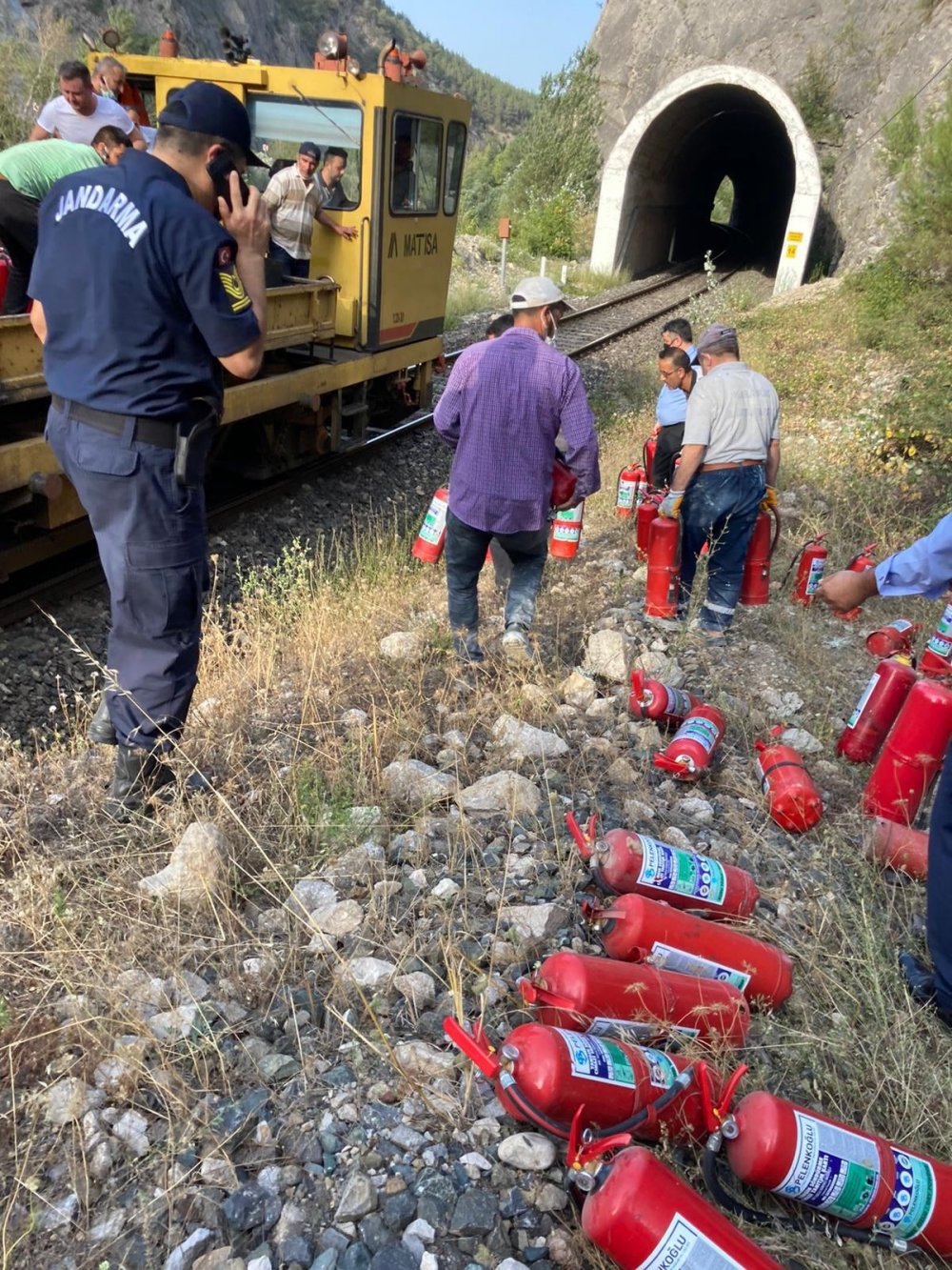 Karabükte ikinci yangına vatandaşlar yangın tüpleri ile koştu