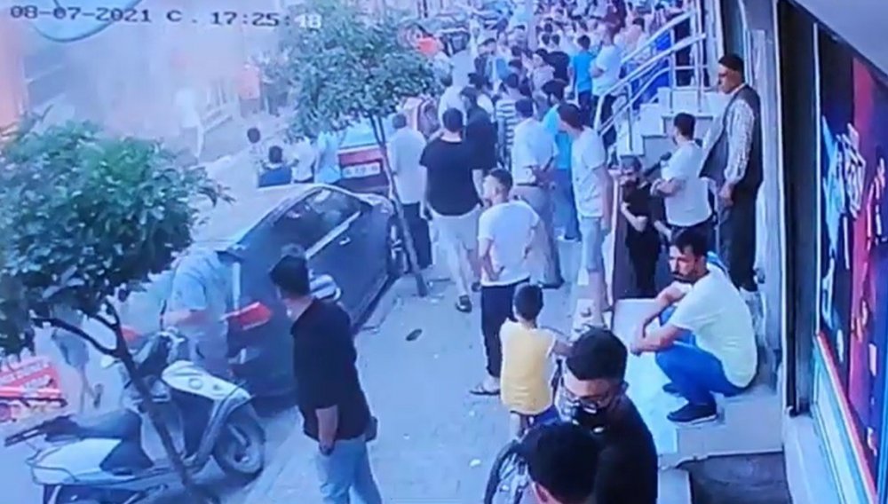 Oto kiralamacıda çıkan yangın paniğe neden oldu