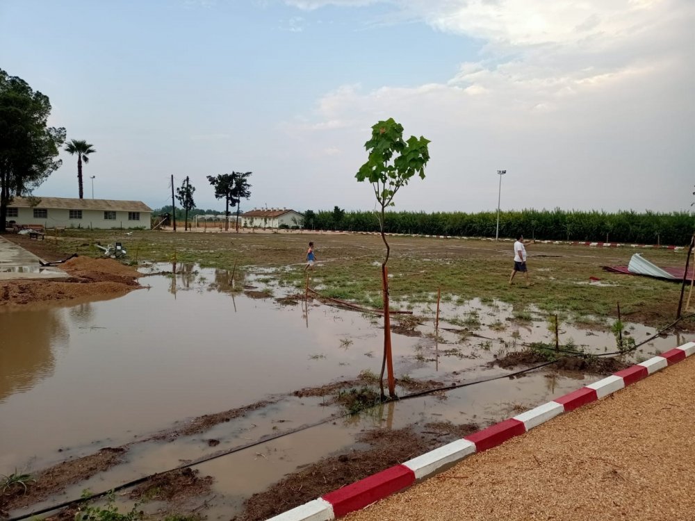 Adana’da şiddetli fırtına! Okulun çatısı uçtu