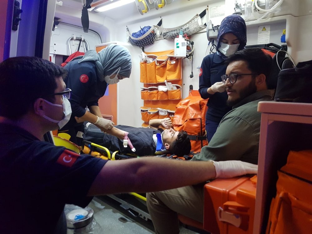 Adıyaman'da otomobille çarpışan ticari araç devrildi! 2 yaralı