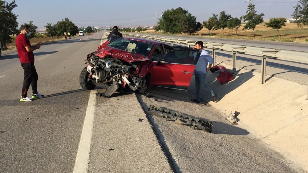 Konya'da önündeki otomobile çarpan araç bu hale geldi! 4 kişi yaralandı