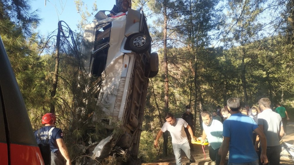 Manisa'da türbe ziyaretinden dönen minibüs İzmir'de uçuruma yuvarlandı! Ölü ve yaralılar var
