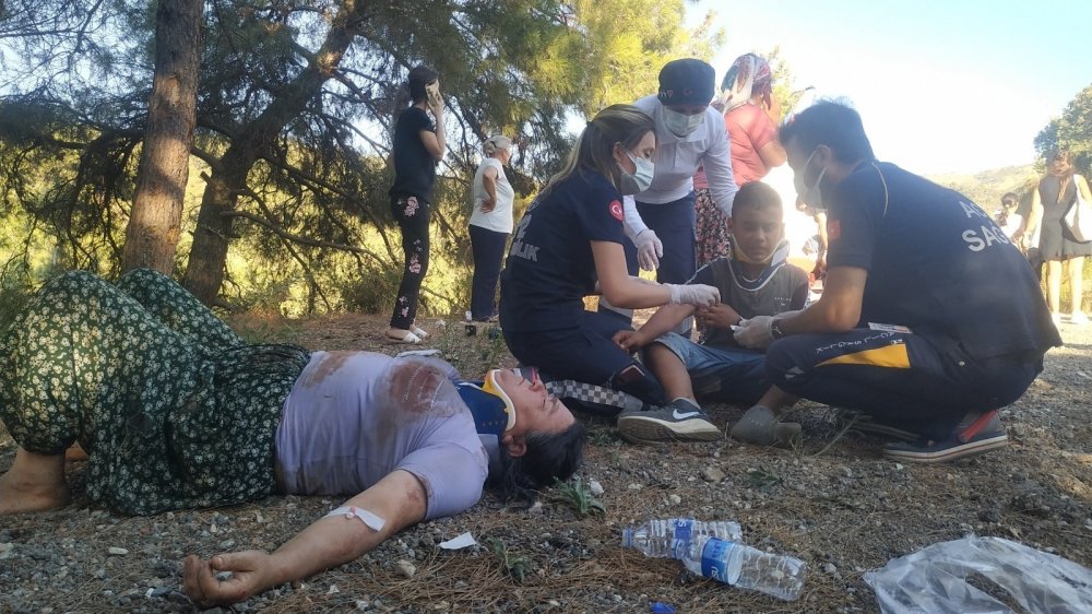 Manisa'da türbe ziyaretinden dönen minibüs İzmir'de uçuruma yuvarlandı! Ölü ve yaralılar var