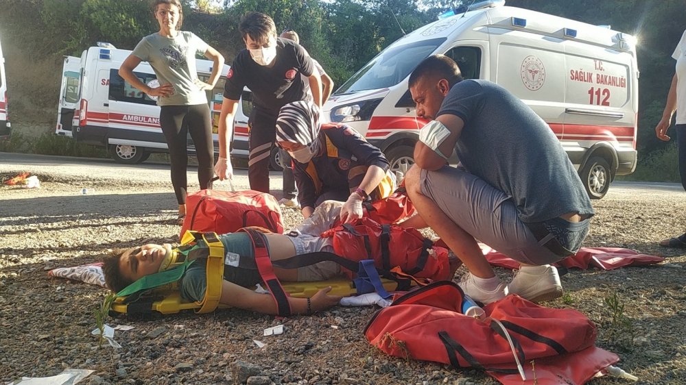 Manisa'da türbe ziyaretinden dönen minibüs İzmir'de uçuruma yuvarlandı! Ölü ve yaralılar var