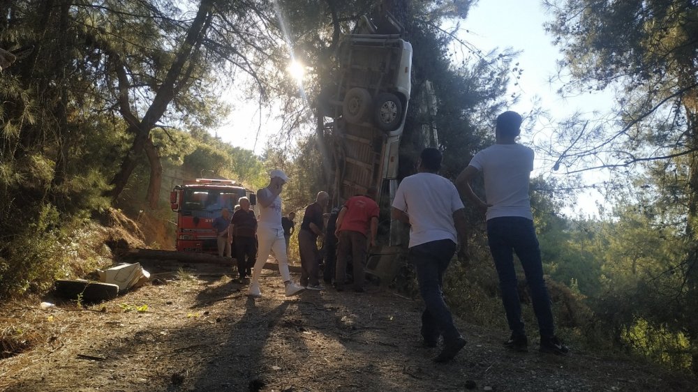 Manisa'da türbe ziyaretinden dönen minibüs İzmir'de uçuruma yuvarlandı! Ölü ve yaralılar var