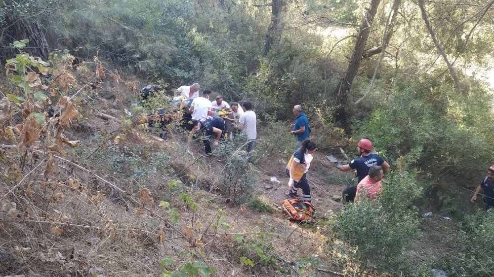 Manisa'da türbe ziyaretinden dönen minibüs İzmir'de uçuruma yuvarlandı! Ölü ve yaralılar var