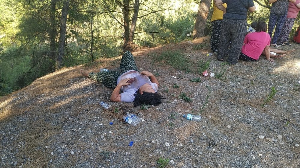 Manisa'da türbe ziyaretinden dönen minibüs İzmir'de uçuruma yuvarlandı! Ölü ve yaralılar var