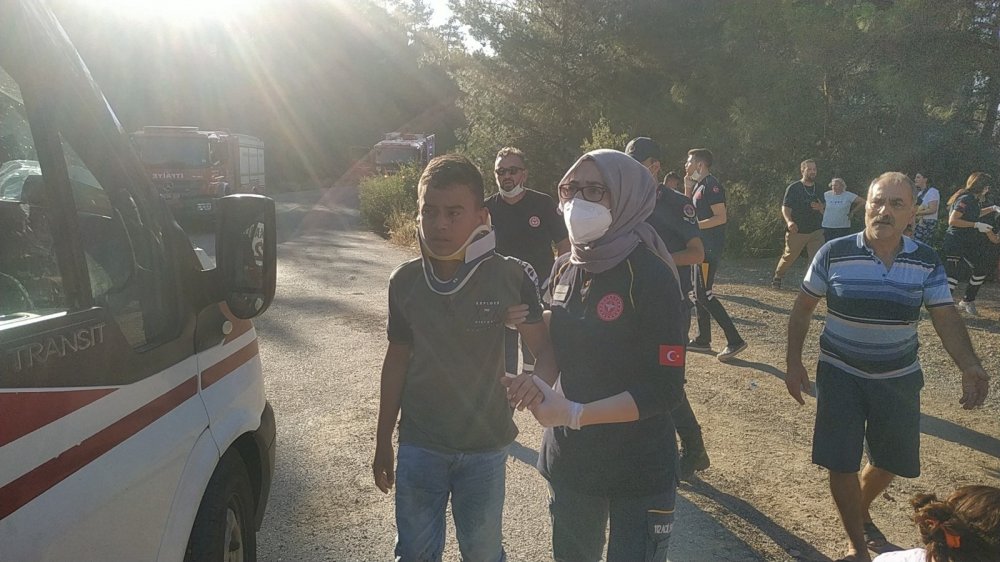 Manisa'da türbe ziyaretinden dönen minibüs İzmir'de uçuruma yuvarlandı! Ölü ve yaralılar var