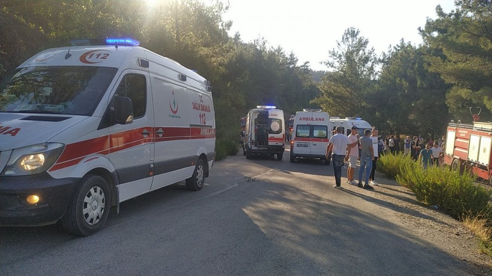 Manisa'da türbe ziyaretinden dönen minibüs İzmir'de uçuruma yuvarlandı! Ölü ve yaralılar var