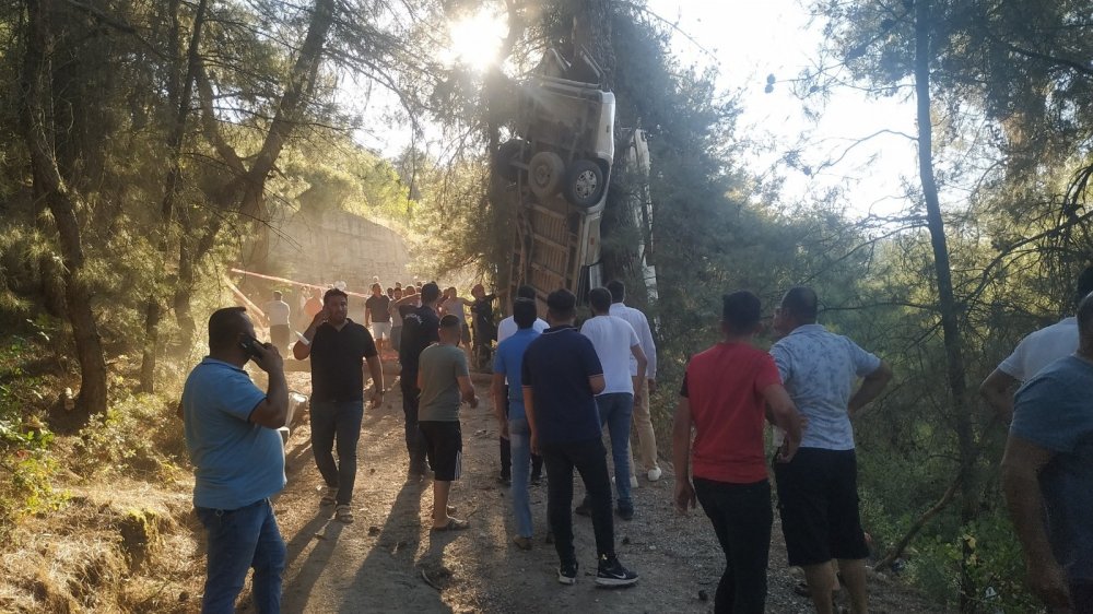 Manisa'da türbe ziyaretinden dönen minibüs İzmir'de uçuruma yuvarlandı! Ölü ve yaralılar var