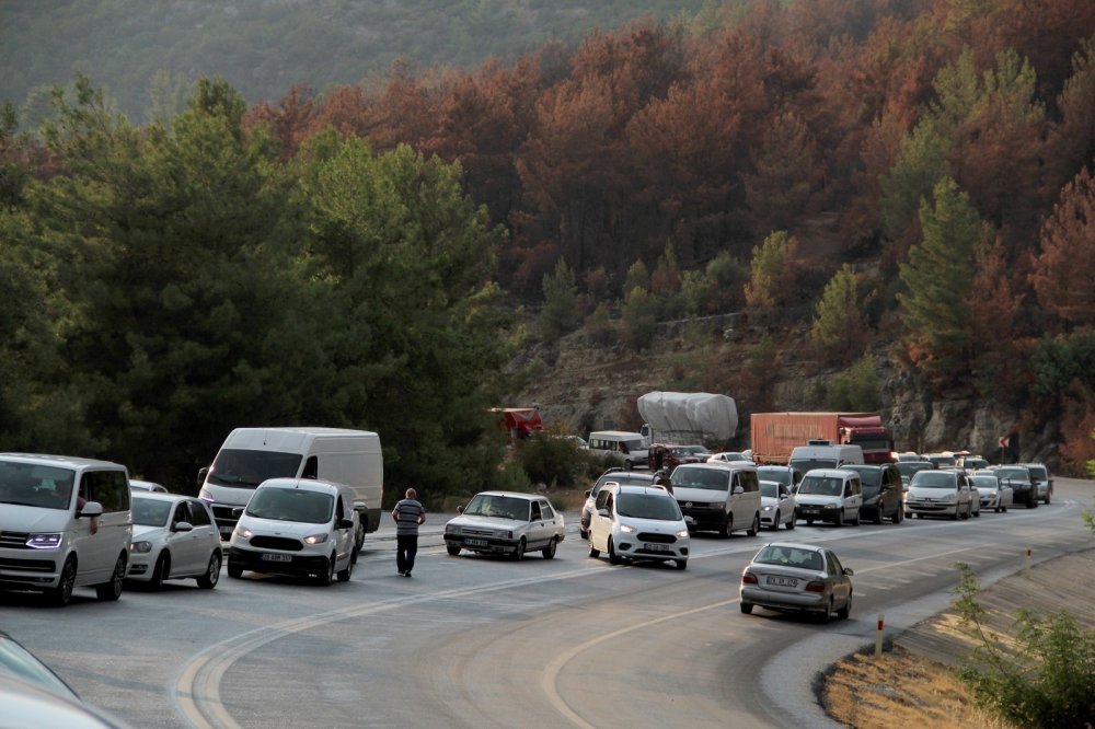 Yangın bölgesine yardıma giden konvoy Akseki-Konya yolunda kaza yaptı