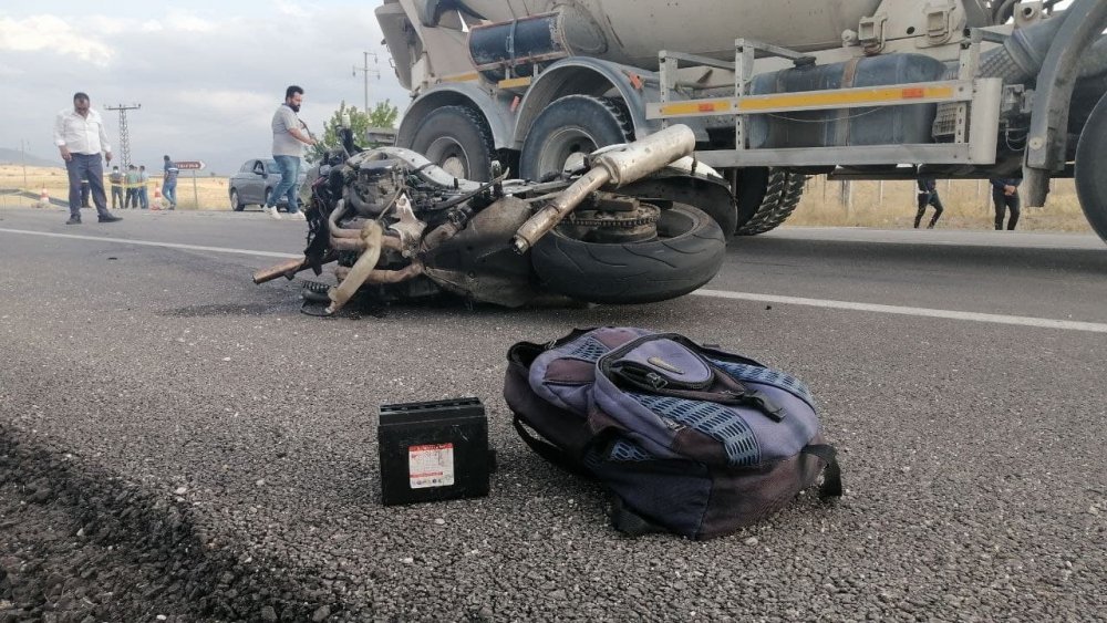 Aksaray'da otomobille çarpışan hız motosikletinin sürücüsü Ekrem Güney öldü! 5 yaralı