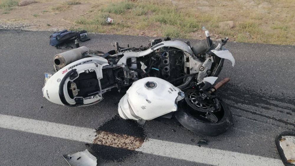 Aksaray'da otomobille çarpışan hız motosikletinin sürücüsü Ekrem Güney öldü! 5 yaralı