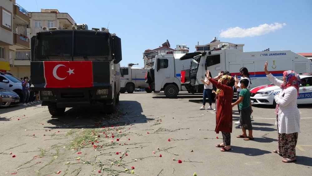 Manavgatlılar yangında görev yapan TOMA’ları çiçek ve alkışlarla uğurladı