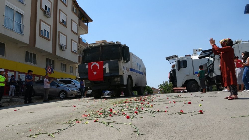 Manavgatlılar yangında görev yapan TOMA’ları çiçek ve alkışlarla uğurladı
