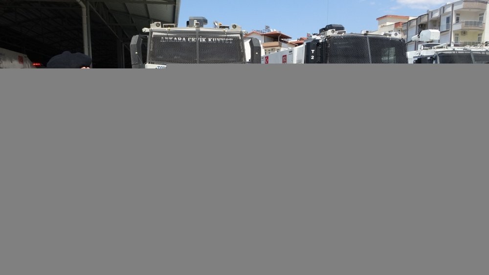 Manavgatlılar yangında görev yapan TOMA’ları çiçek ve alkışlarla uğurladı
