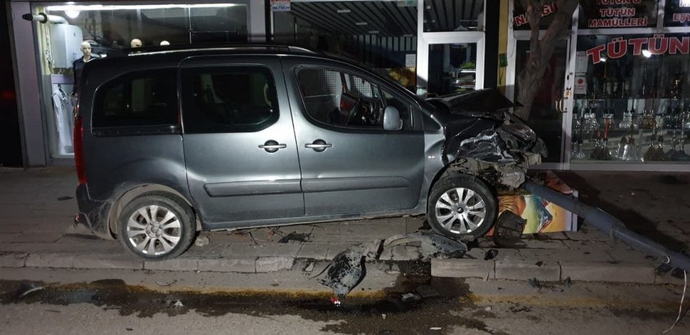 Aksaray'da alkollü sürücü dehşeti! Çarpmadık şey bırakmadı