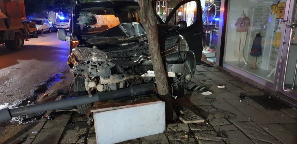 Aksaray'da alkollü sürücü dehşeti! Çarpmadık şey bırakmadı