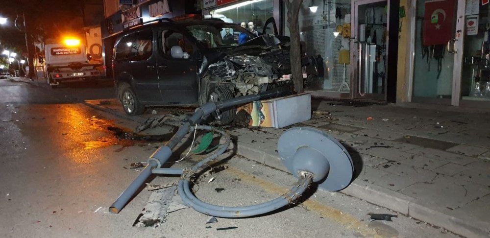 Aksaray'da alkollü sürücü dehşeti! Çarpmadık şey bırakmadı