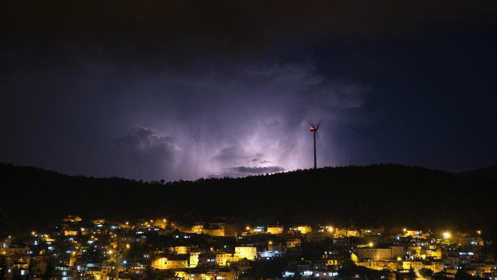 Hatay’da şimşekler geceyi aydınlattı