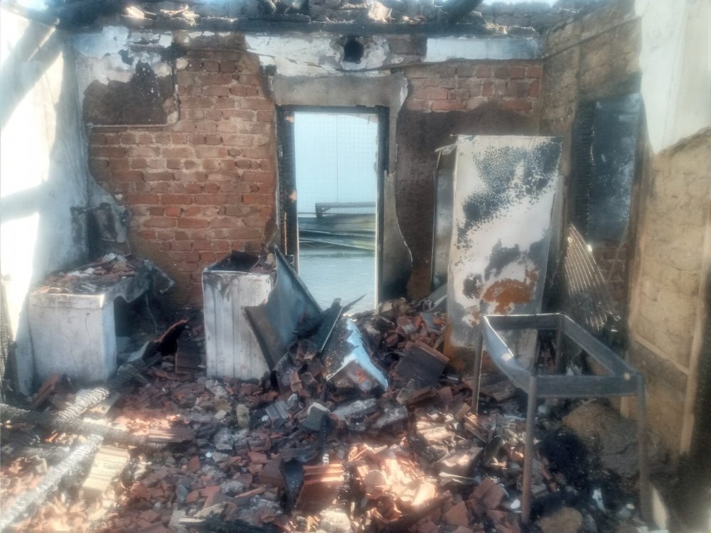 Manisa'da çıkan yangında 3 ev kül oldu