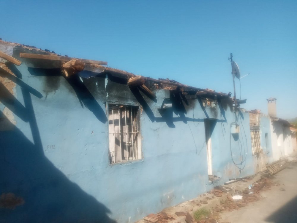 Manisa'da çıkan yangında 3 ev kül oldu