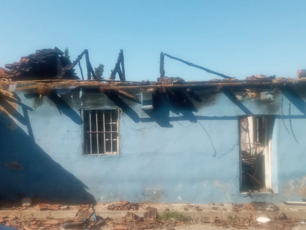 Manisa'da çıkan yangında 3 ev kül oldu