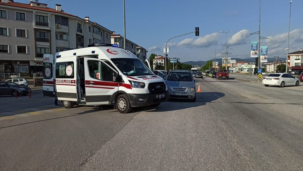 Otobüs otomobille çarpıştı! 7 yaşındaki çocuk yaralandı