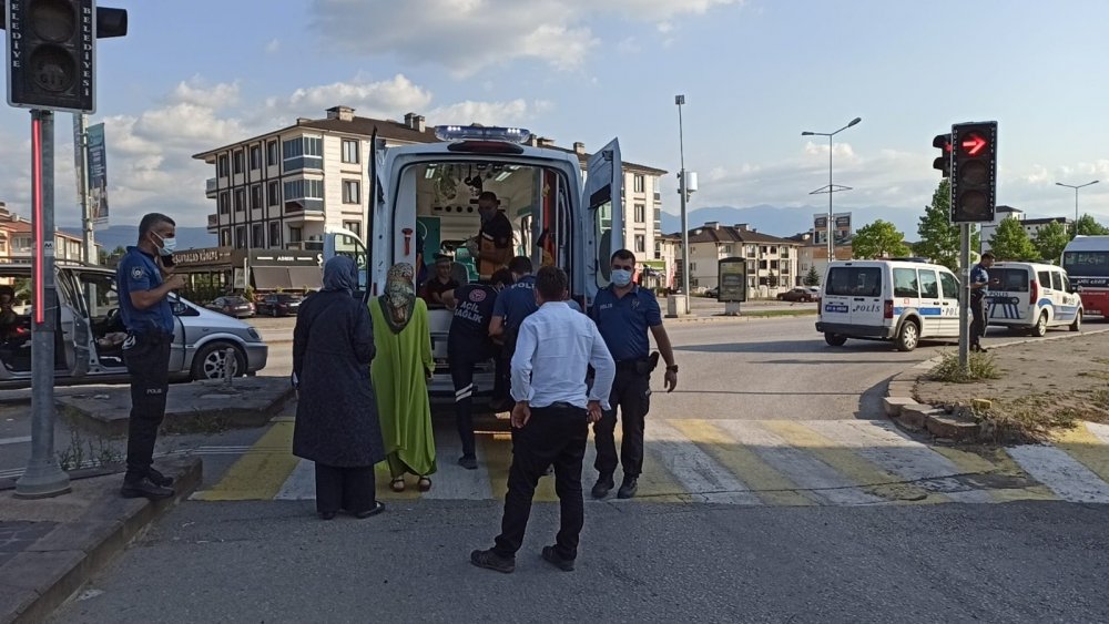 Otobüs otomobille çarpıştı! 7 yaşındaki çocuk yaralandı