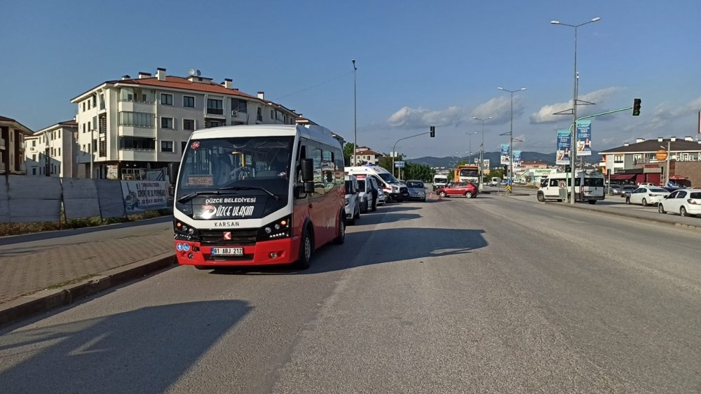 Otobüs otomobille çarpıştı! 7 yaşındaki çocuk yaralandı